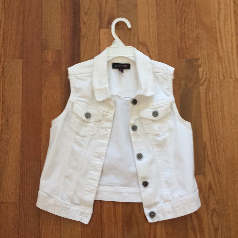 Cut sleeve jean jacket
